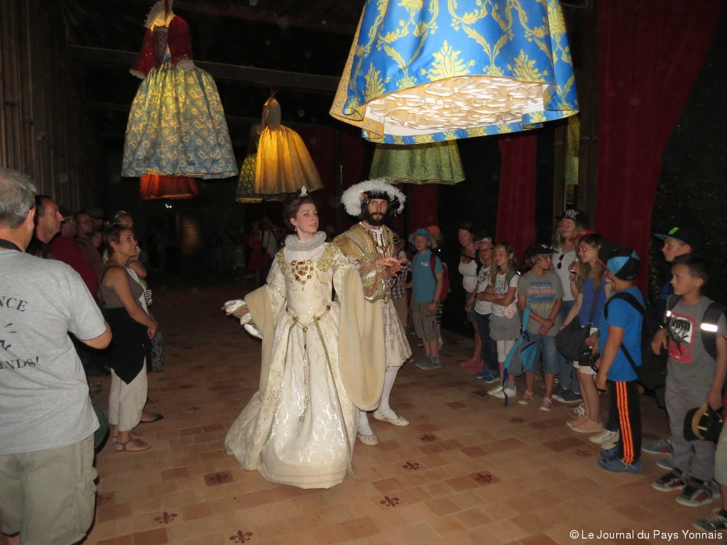 Le roi de France, François Ier, danse avec sa femme Eléonore, au milieu du public.