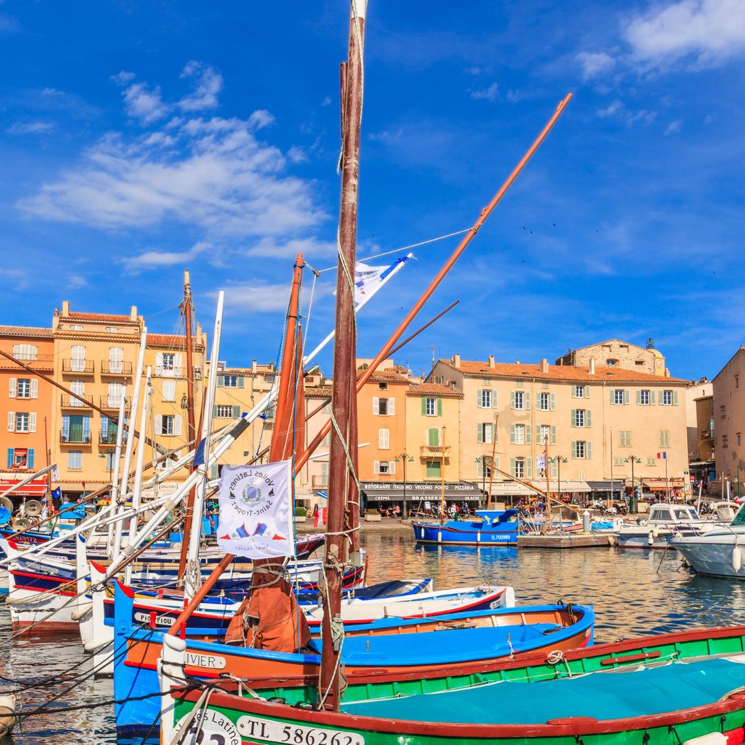 La Méditerranée les pieds dans l'eau