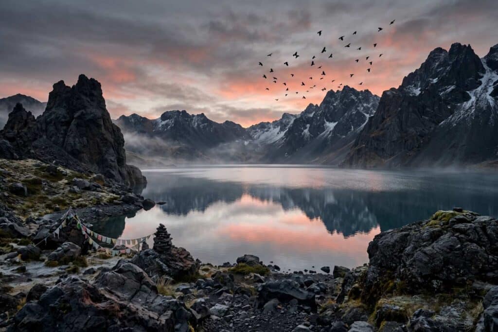 Lac sacré de montagne au crépuscule, évocation du voyage funéraire dans Son ciel de cendres