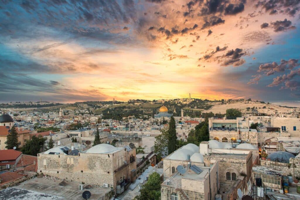 Panorama de Jérusalem au coucher du soleil pour une chronique littéraire sur la Ville sainte