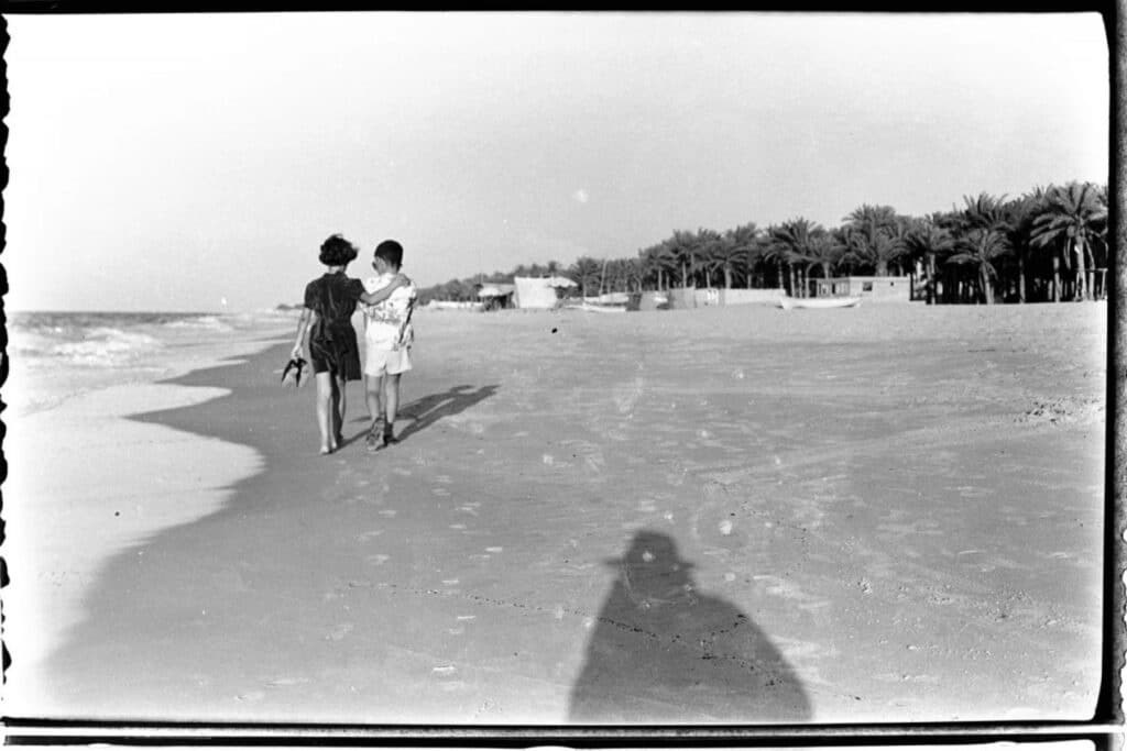 Auto-portrait de Kegham Djeghalian Sr. avec ses enfants sur une plage de Gaza, vers 1952.