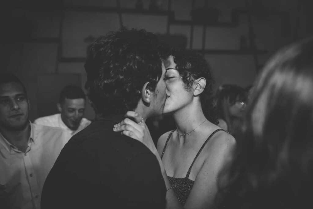 Image de fond illustrant Le baiser de cinéma, essai de Yannick Lemarié sur amour, censure, désir et représentation du baiser au cinéma.