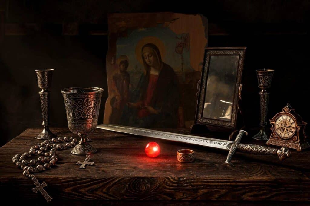 Nature morte Renaissance avec perle rouge, objets sacrés, épée, miroir et tableau religieux