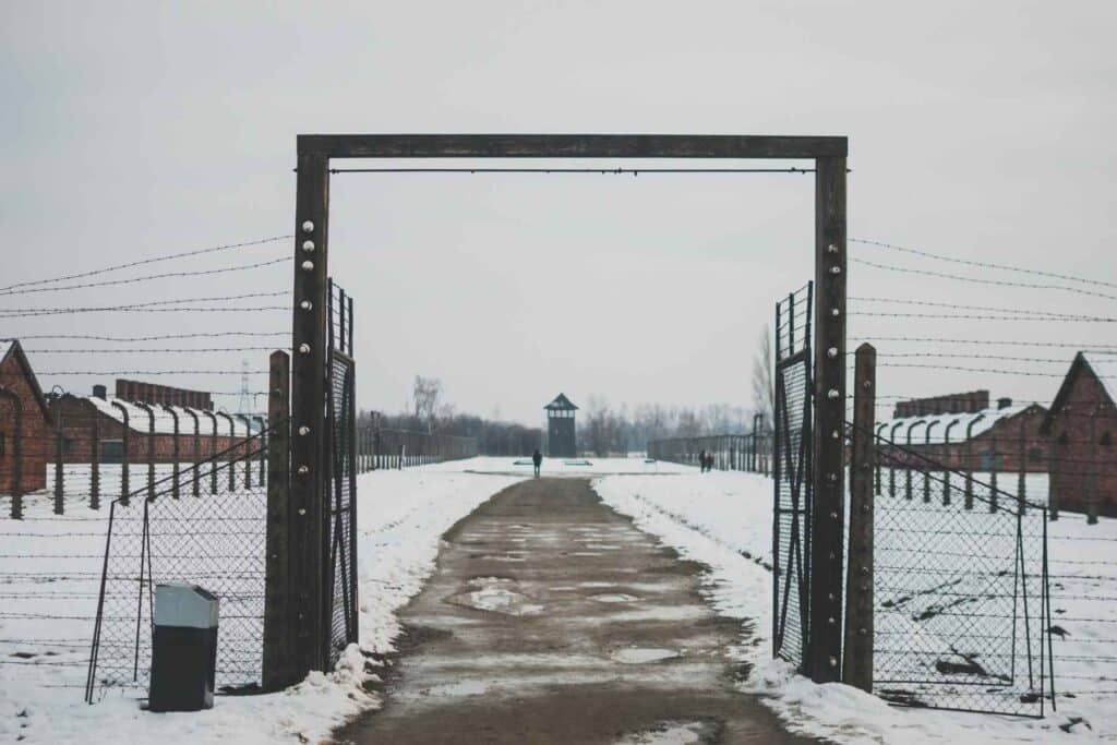 Camp d’Auschwitz sous la neige évoquant le récit Un livre de Fabrice Gaignault