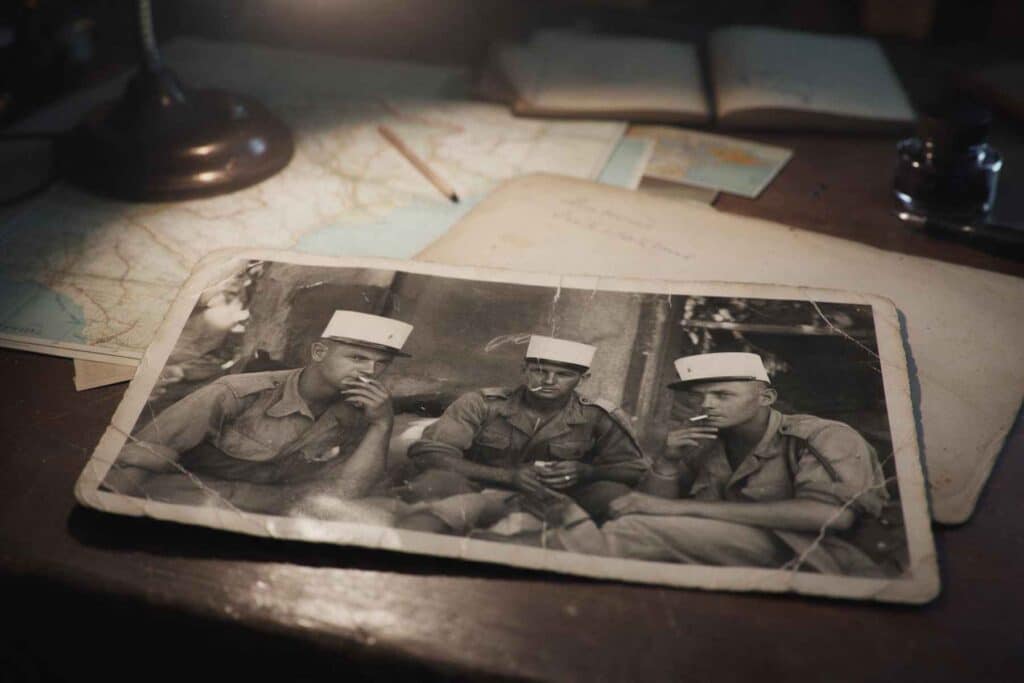 Vieille photographie de trois légionnaires évoquant Le Diable rit avec nous et les héritages du fascisme