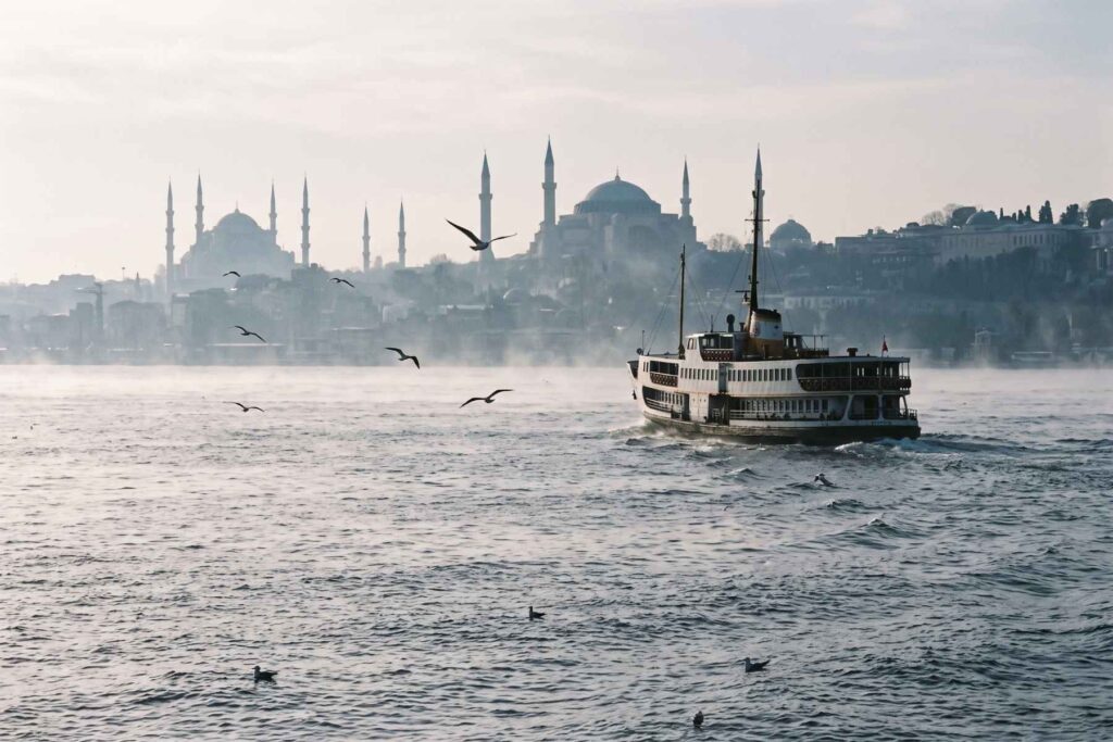 Ferry dans la brume devant la silhouette d'Istanbul, image d'ambiance pour la chronique de Hôtel Balkan